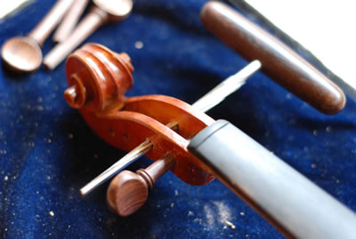小提琴弦轴和轴孔的配合安装