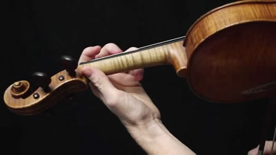小提琴揉弦技巧在于手腕和手臂的训练
