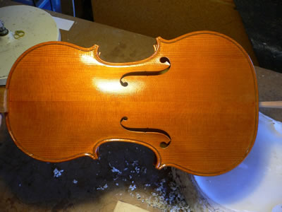 提琴油漆的润色过程